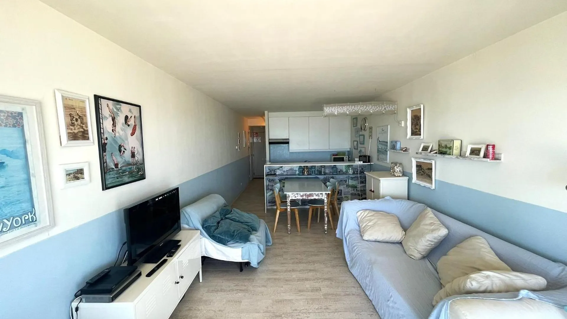 Cozy One-Bedroom Apartment With Sea View contacts